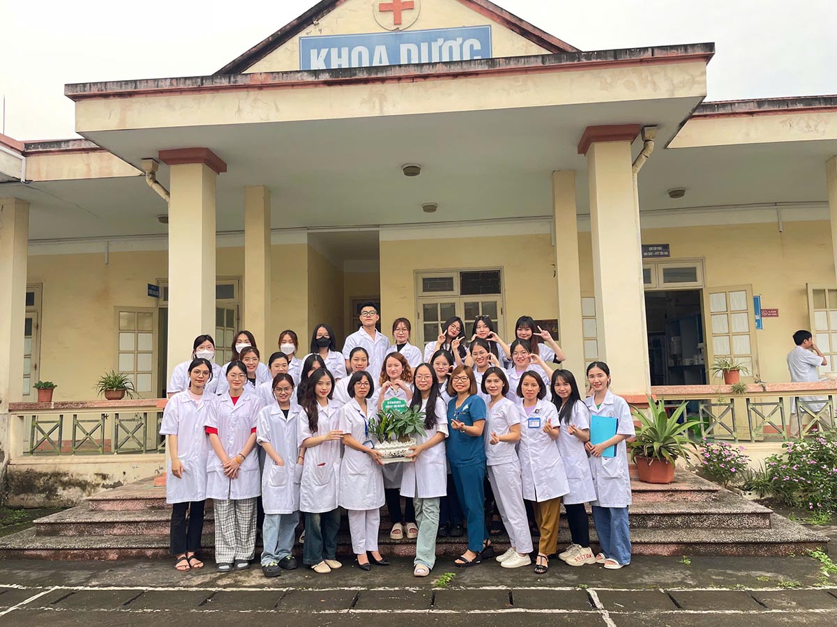 Tập thể nhóm sinh viên – Trường Đại học Y – Dược Thái Nguyên chụp ảnh lưu niệm sau đợt thực tập tại bệnh viện.