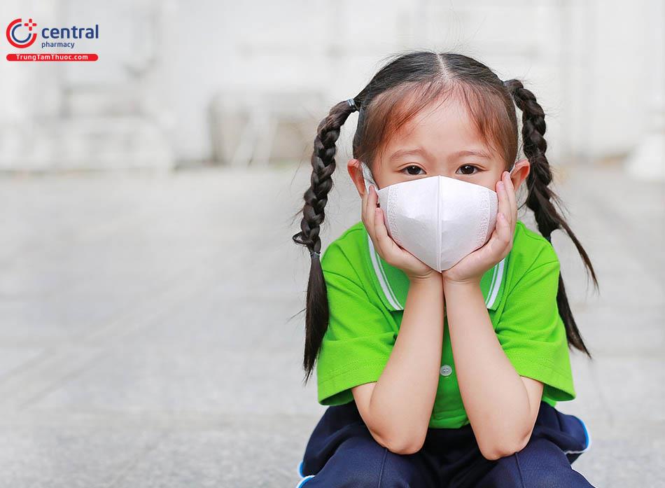 Bệnh nhân đeo khẩu trang phòng lây nhiễm lao