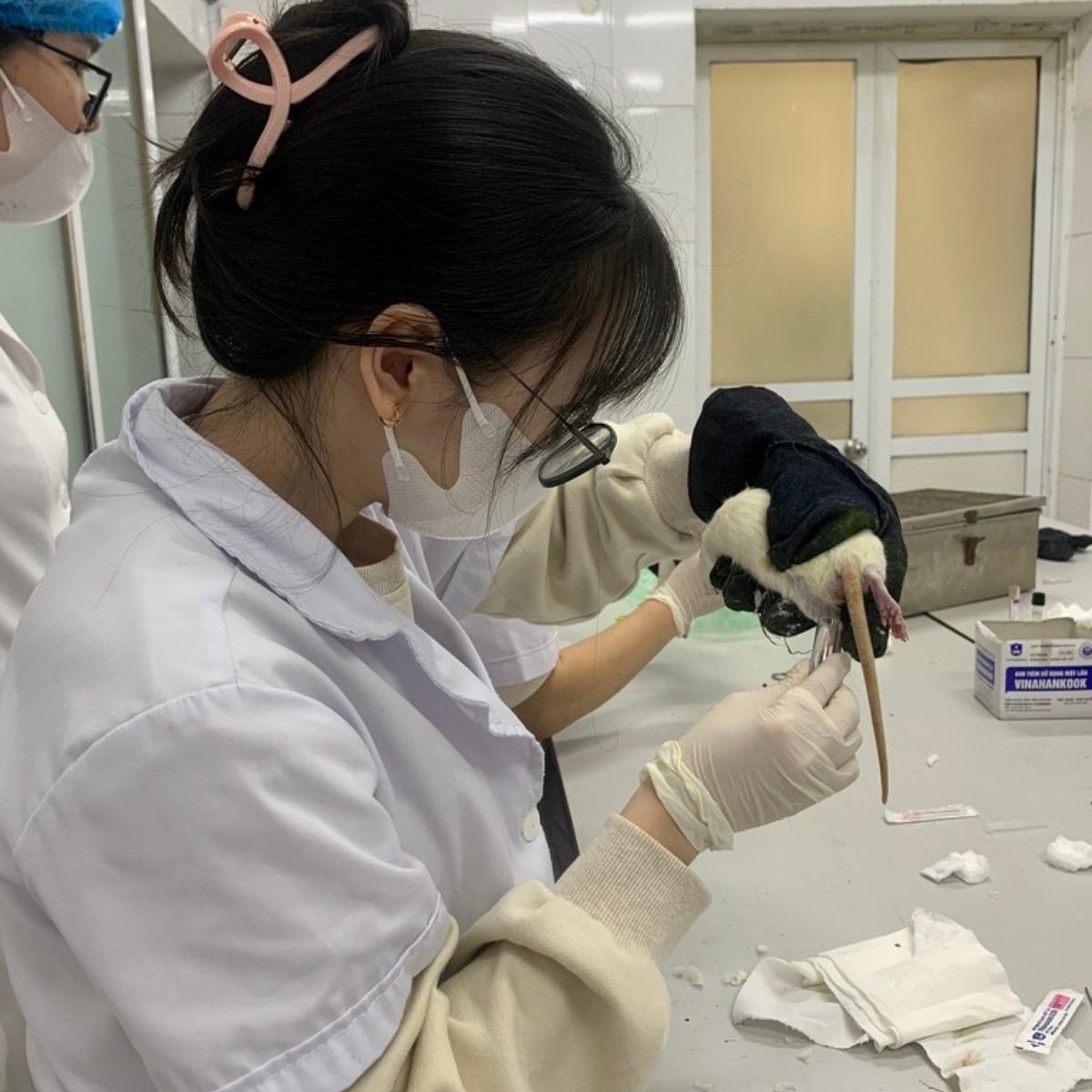 Dược sĩ Ngô Huyền tham gia nghiên cứu khoa học tại viện nghiên cứu của trường