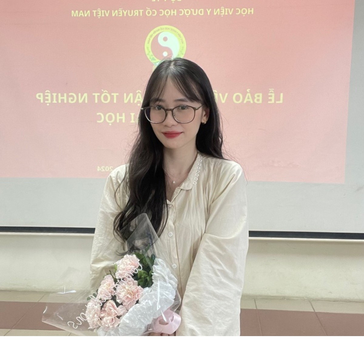 Dược sĩ Khánh Huyền tốt nghiệp ngành Dược - Học viện Y dược học cổ truyền Việt Nam khoá 2019 - 2024