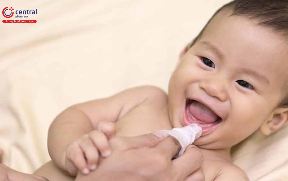 Gạc rơ lưỡi vệ sinh răng miệng cho bé