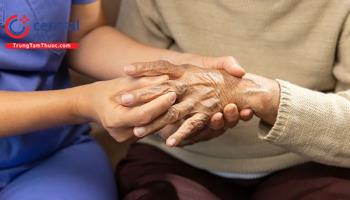 Đợt gout cấp ở người cao tuổi có nguy hiểm không, xử trí thế nào cho tốt?