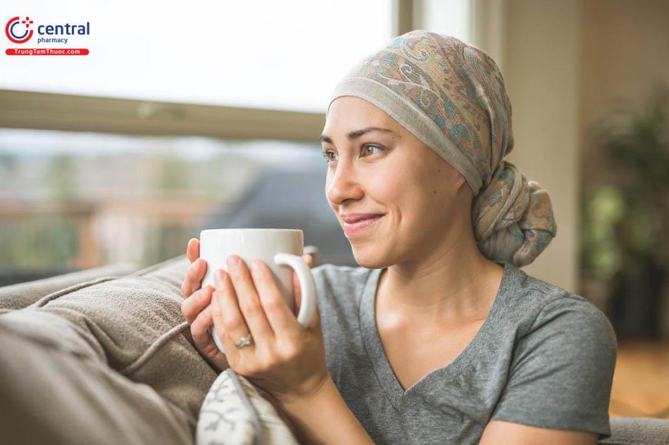 Rụng tóc là tác dụng phụ khó tránh khỏi khi điều trị ung thư