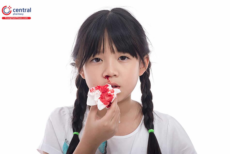 Bệnh nhân bị xuất huyết khó kiểm soát, suy gan mức độ trung bình và nặng không nên dùng.